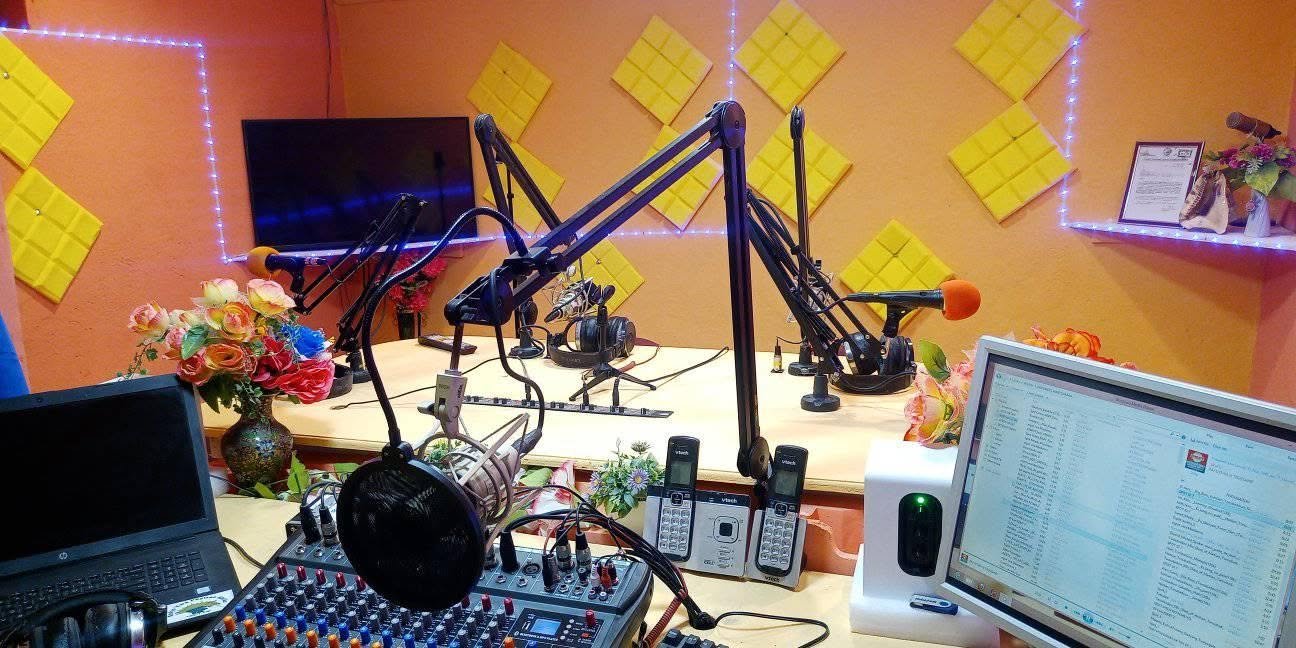 Histoire des radios communautaires en Haïti Studio et équipe de la Radio Communautaire de l'Abricot en Haïti