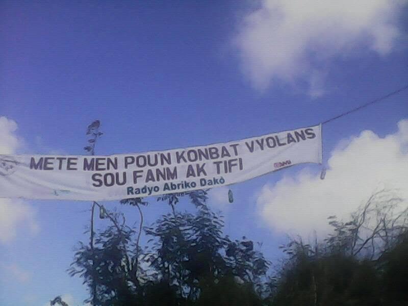 Femmes actives dans une radio communautaire en Haïti